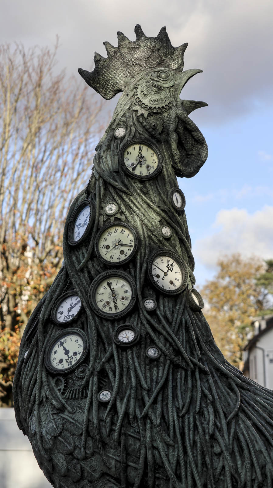 MONUMENTO GALLO CON RELOJES 