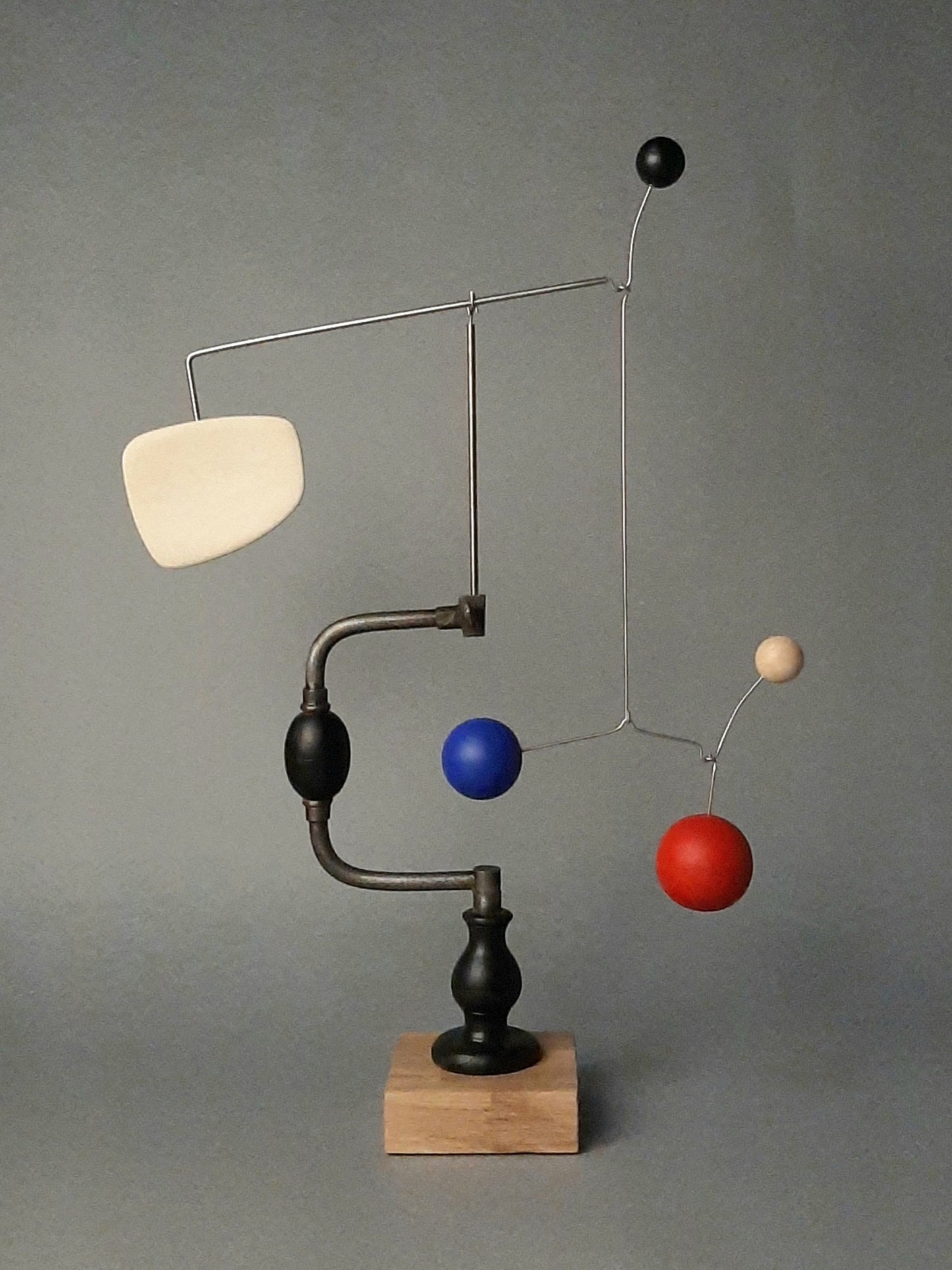 Serie Stabiles - Y en el medio blande el azul (1)